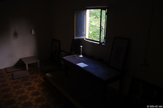 Căn gác ở cuối nhà, nơi khung cửa sổ nhỏ là bộ bàn ghế ông từng ngồi để sáng tác những tình khúc bất hủ. Khách ghé có thể ngồi uống cafe ngay tại đây.